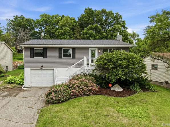 5233 Van Winkle St, Brighton, MI 48116