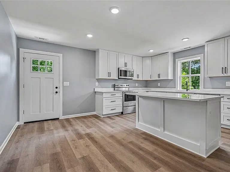 411 Hardy Ave SW — Photo 8