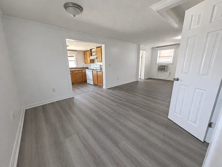 18550 SE 24th Pl — Photo 1