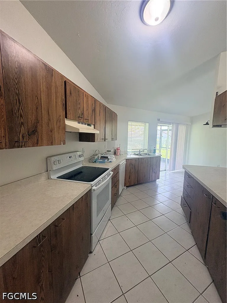 3 bed, 2.0 bath, 1444 sqft, $1,700 — Photo 3