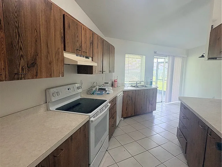 3709 SW 1st Pl — Photo 3