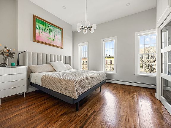 5th image of 2044 Pacific St