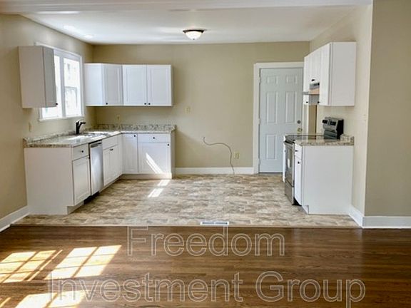 3rd image of 2913 Sanders Dr #1