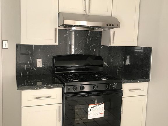 4th image of 1046 Montgomery St