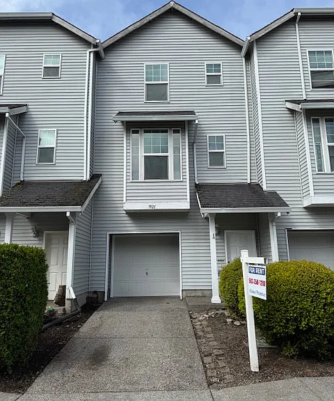 3921 SW 182nd Pl — Photo 1