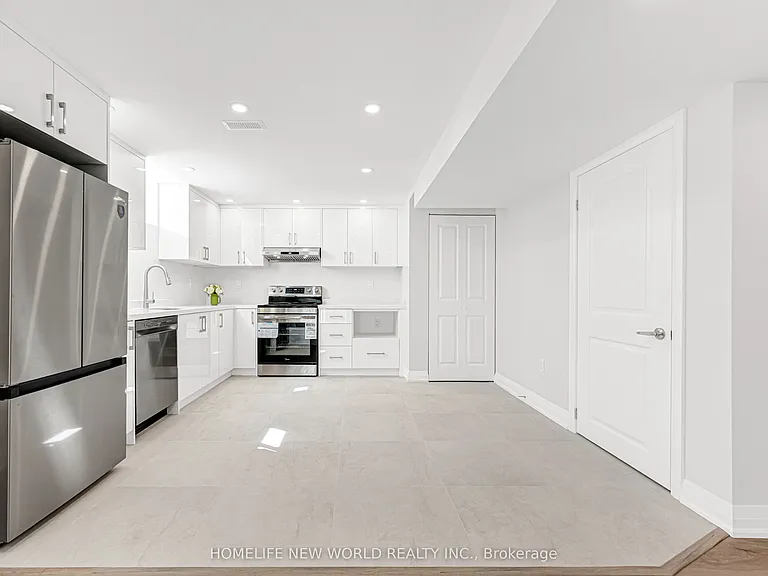 80 Weslock Cres — Photo 16