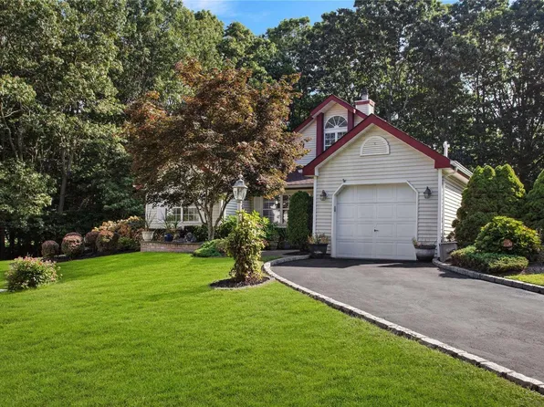 104 S Dorado Court, Middle Island, NY 11953