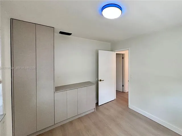 910 SW 9th St — Photo 4