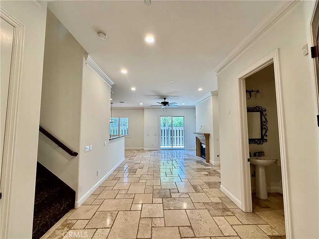 3 bed, 3.5 bath, 1960 sqft, $4,500 — Photo 3