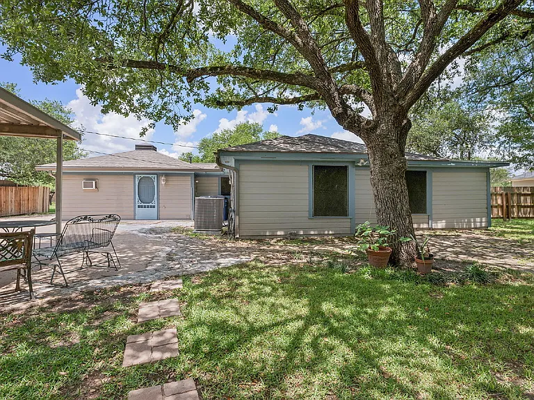 1030 Walton Dr — Photo 22
