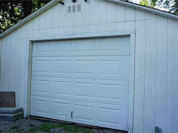 3rd image of 3701 Lovers Ln