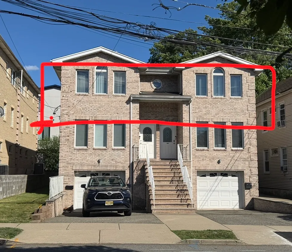 3 bed, $3,690 — Photo 1