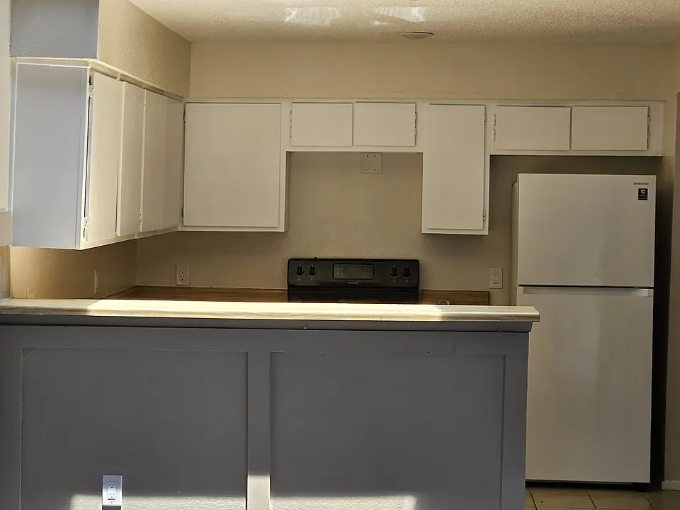 Kitchen area (Dishwasher/Disposal/ Range/Refrigerator w/ice maker)