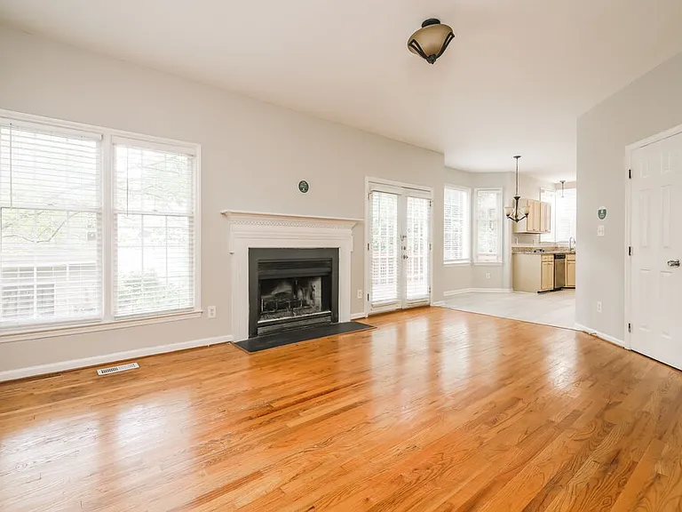 1004 Silverbell Ln — Photo 9