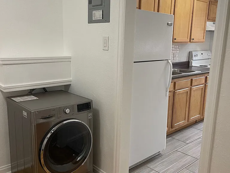 The Fern Flats - Newly Renovated in 2024 with in-unit Washer and Dryer! — Photo 4