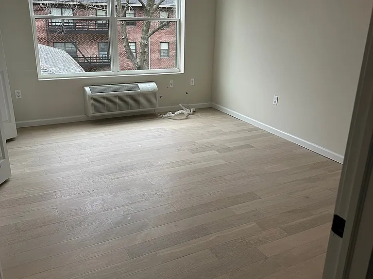 172 6th St — Photo 3