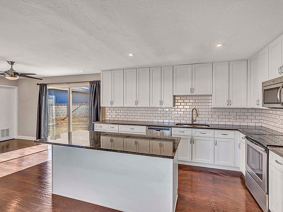 Kitchen / Breakfast Area