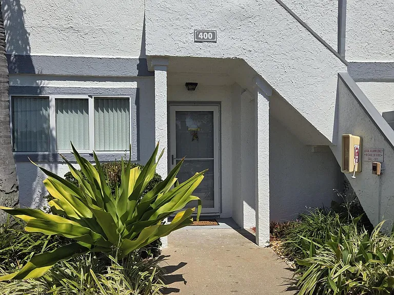 400 Beach Park Ln — Photo 2