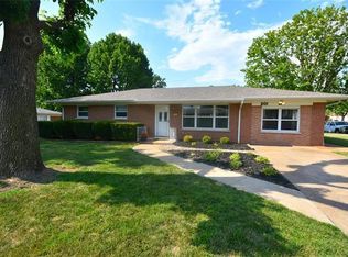 201 Elizabeth Dr, Belleville, IL 62226