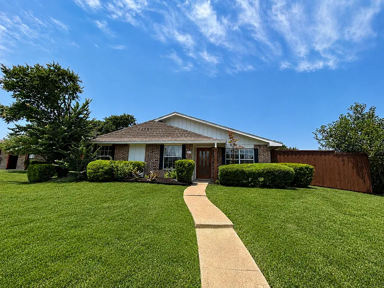 733 Middle Cove Dr — Photo 2