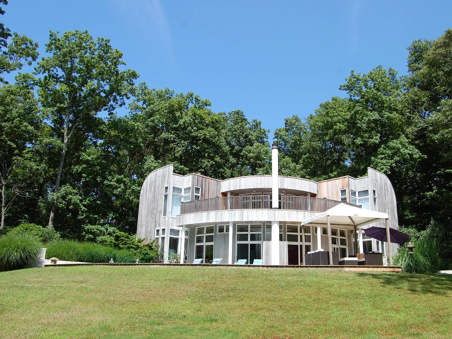 Spectacular Modernist Hideaway — Photo 2