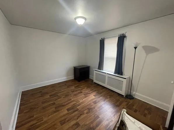 30 1st St, Glen Cove, NY 11542