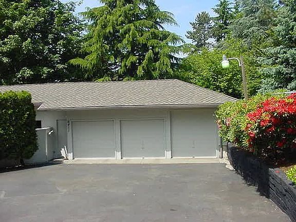 3 car garage w/storage