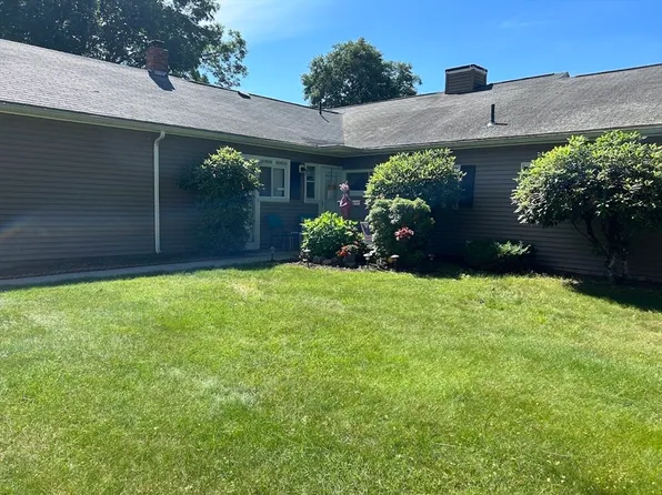 130 Horseshoe Dr #130, Chicopee, MA 01022