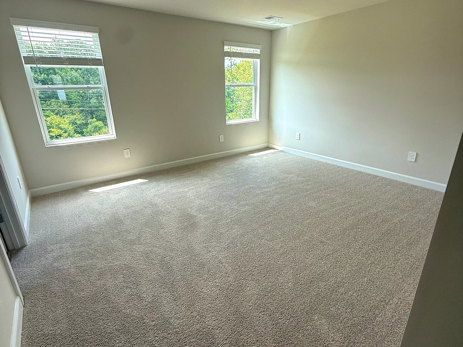 5 bed, 2352 sqft, $700 — Photo 4