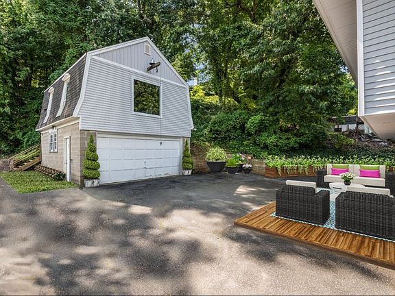 2nd image of 6 Ski Ln