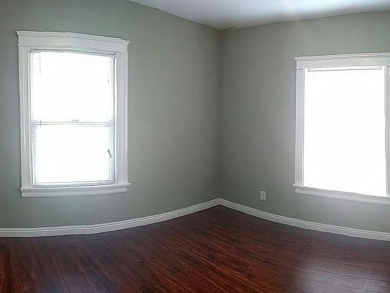 454 E 32nd St — Photo 3