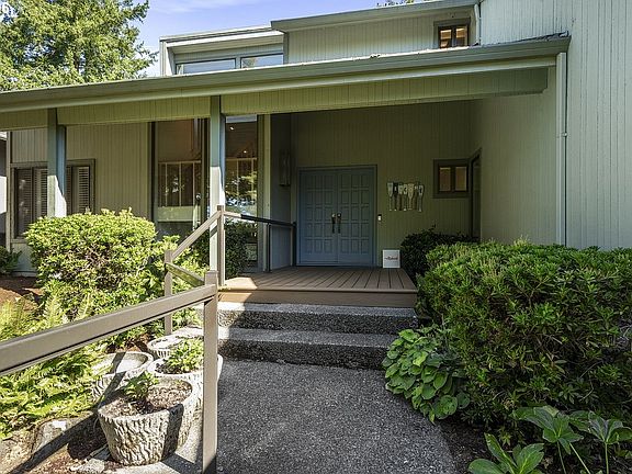 2nd image of 20307 NE Interlachen Ln
