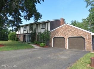 19 Red Oak Ln, Rensselaer, NY 12144