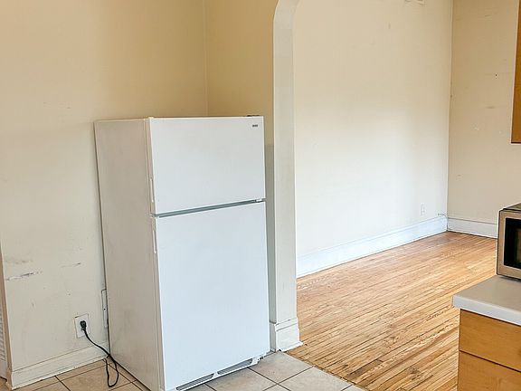 3rd image of 703 W Willow St APT 1B