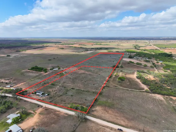 2612 County Road 232, Floresville, TX 78114