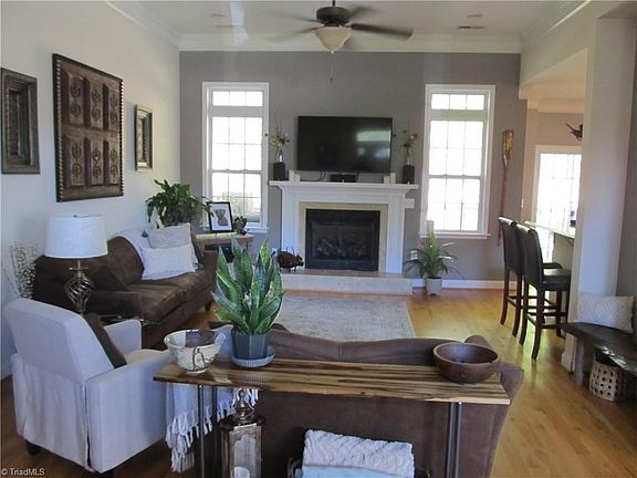 4th image of 295 Quick Silver Dr