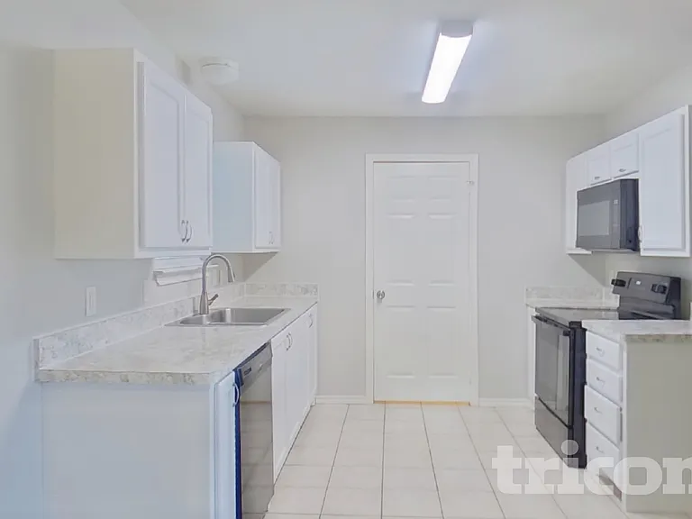 213 Dean Ct — Photo 3
