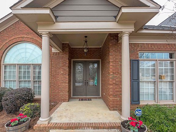 INVITING FOYER ENTRANCE