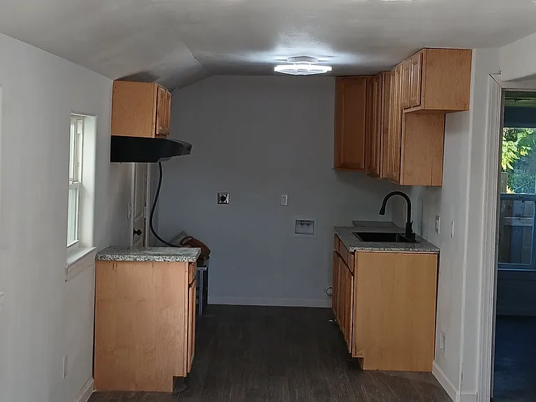 1516 Grove St — Photo 5
