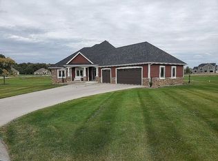 S87W32880 Campfire Ct, Town Of Mukwonago, WI 53149
