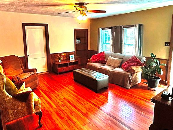 3rd image of 813 Belmont Ave
