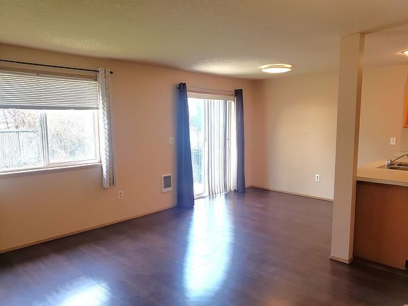 4th image of 903 SE 152nd Ave APT A