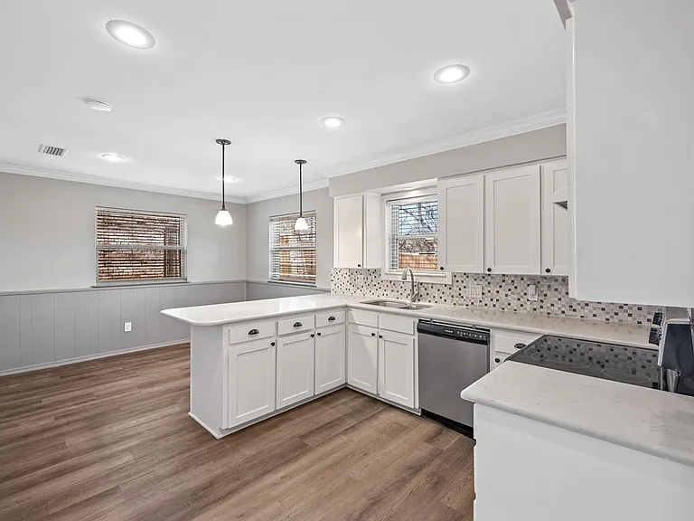 660 Springhill Dr — Photo 7