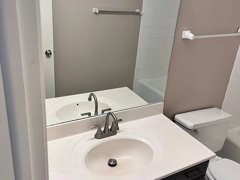 Bristol Square Apartments — Photo 112