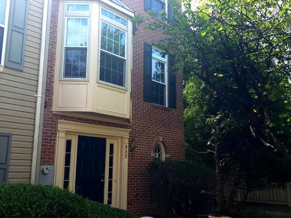 952 Harrison Cir, Alexandria, VA 22304