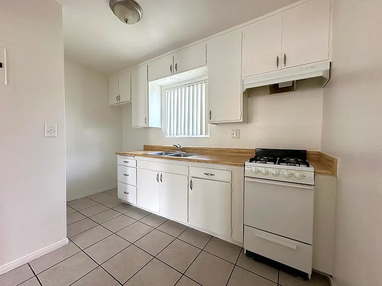 7636 Owensmouth — Photo 12