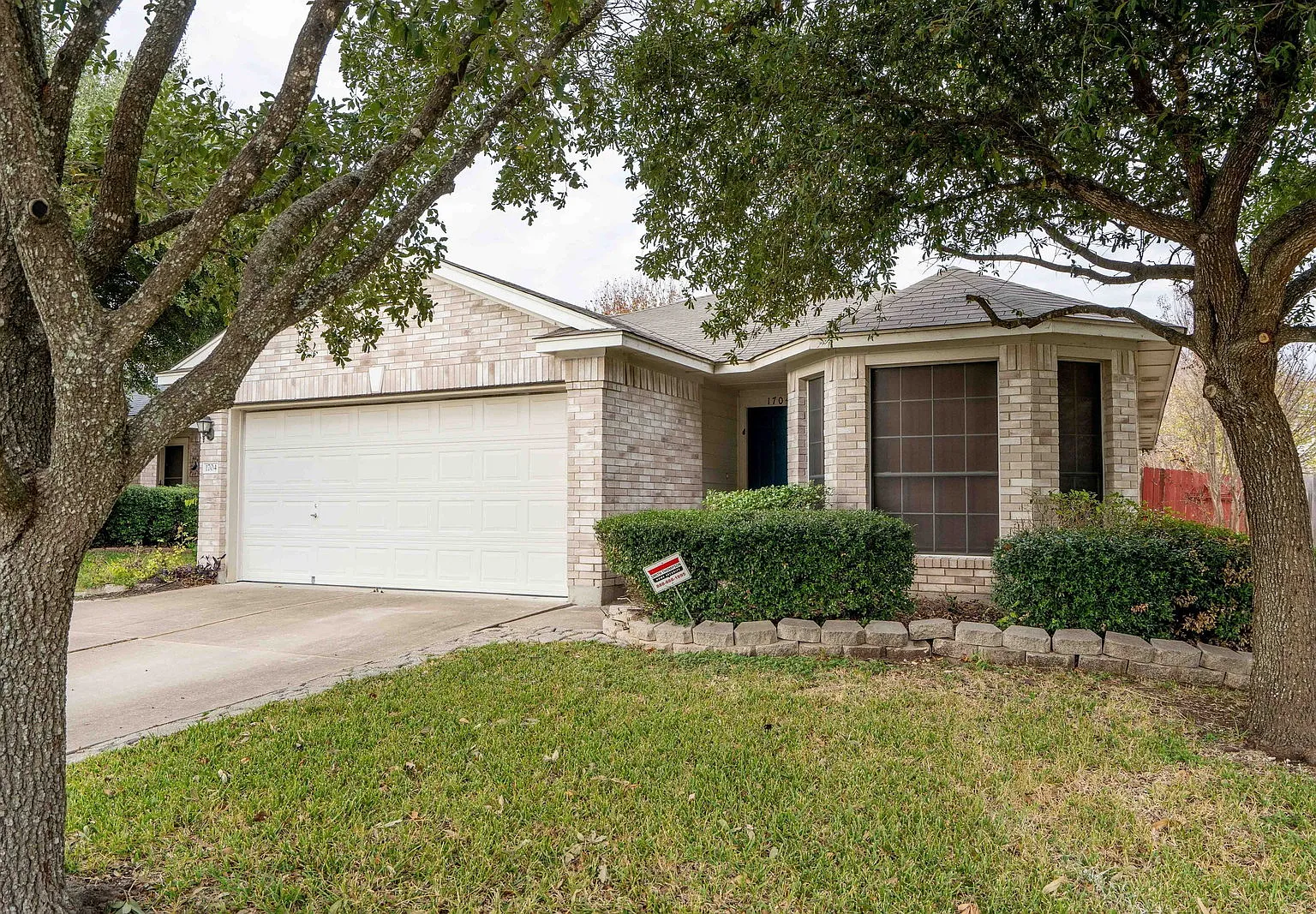 3 bed, 2.0 bath, 1299 sqft, $1,800 — Photo 2