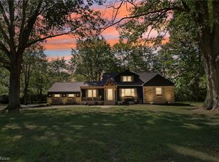 145 N Strawberry Ln, Moreland Hills, OH