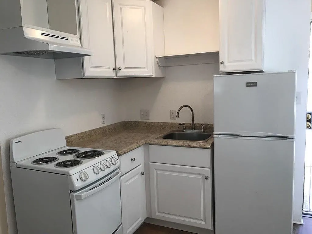 516 Columbia Dr SE — Photo 2