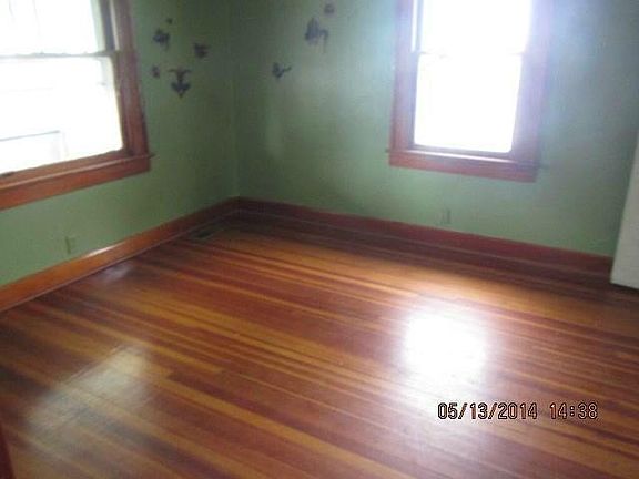 3rd image of 119 W Graysville St